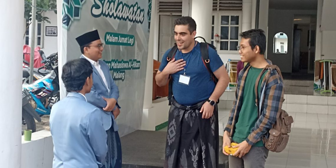 Mengenakan Sarung, Mahasiswa Adelaide Pelajari Moderasi Agama Pesma Al Hikam